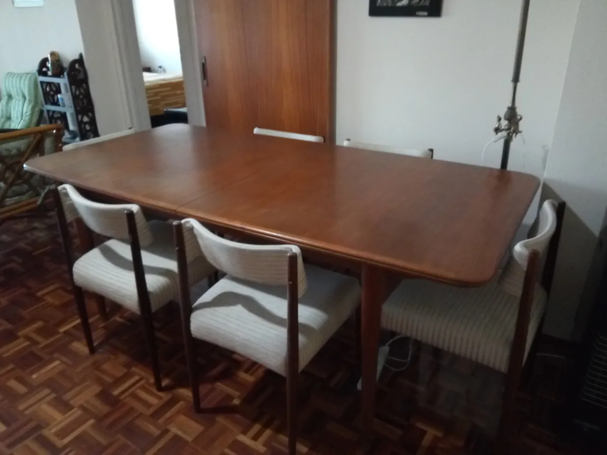 Table with 8 chairs